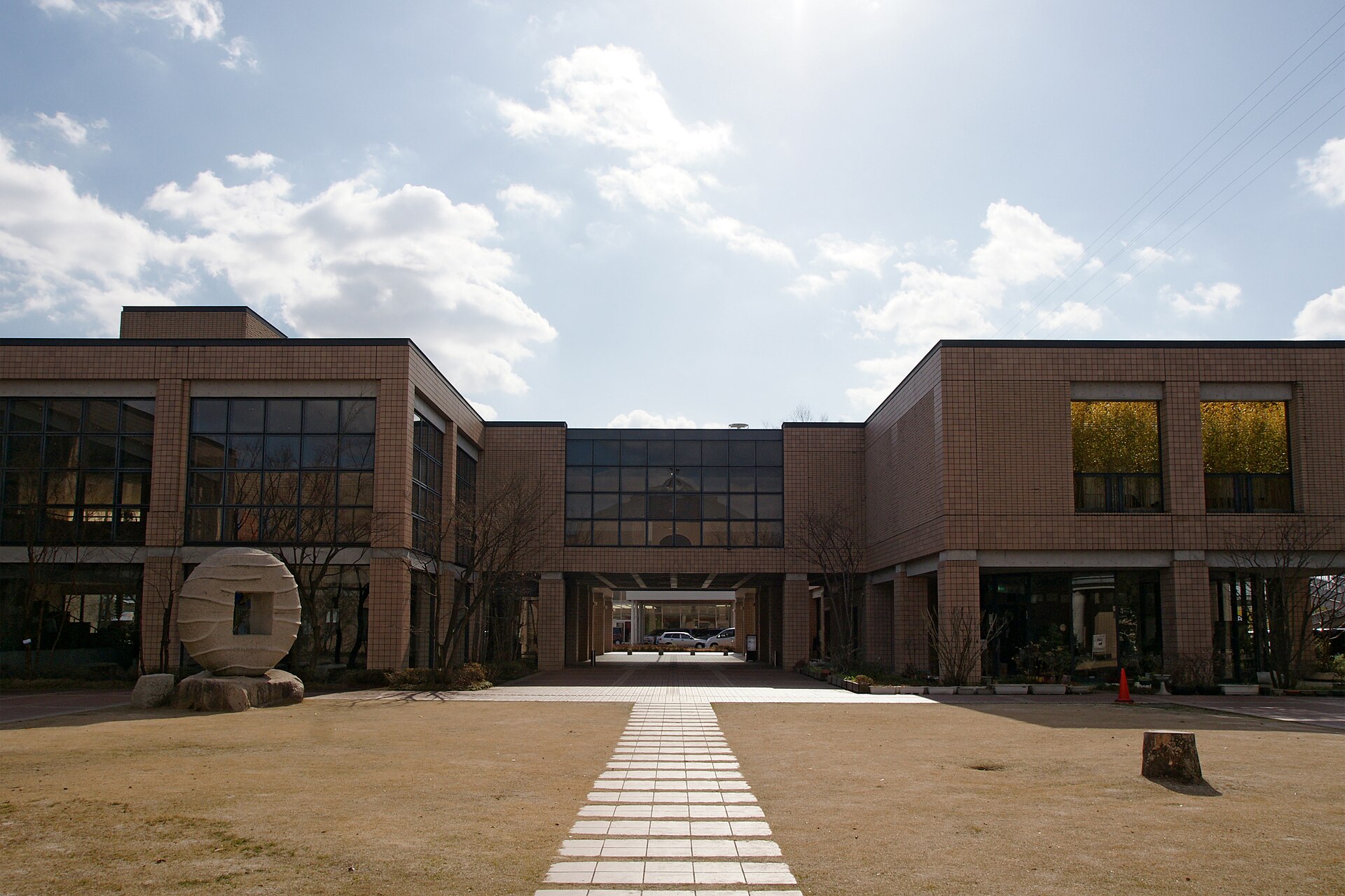 太子町立文化会館あすかホールの中庭と通路
