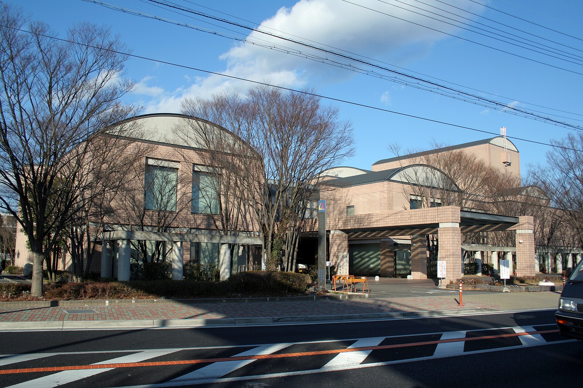 太子町立文化会館あすかホールの道路側外観