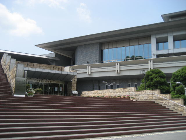兵庫県立武道館の正面入口と階段
