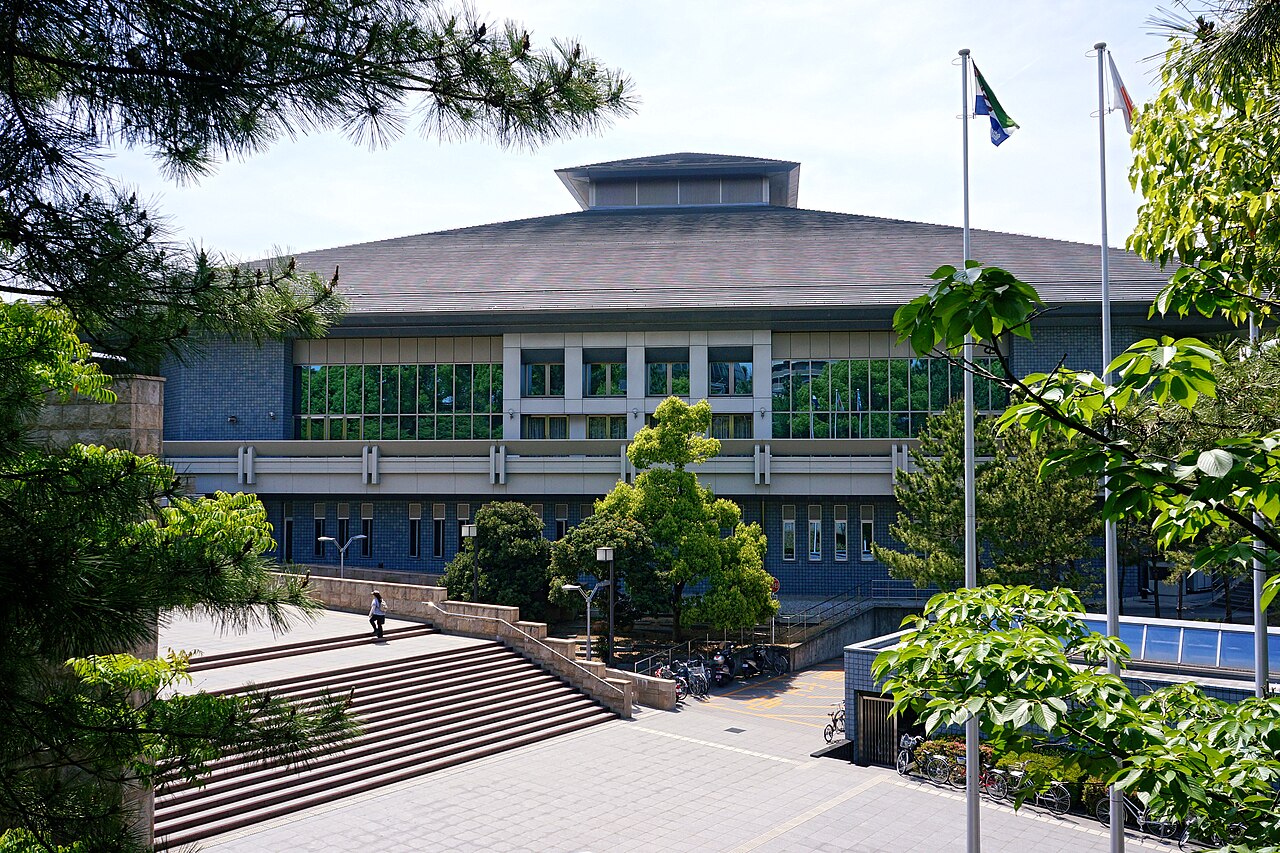 兵庫県立武道館の屋根と正面外観
