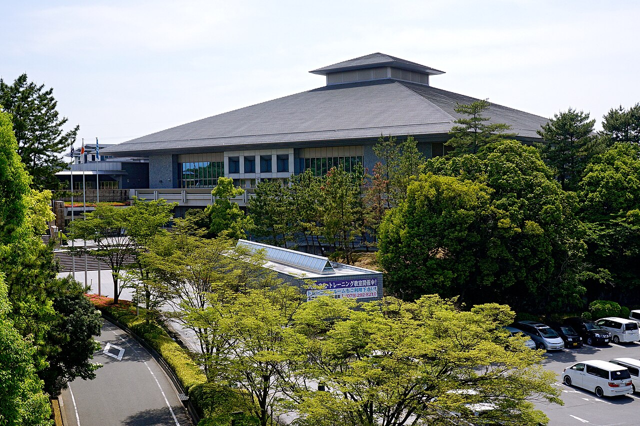 緑地越しに見る兵庫県立武道館の全景