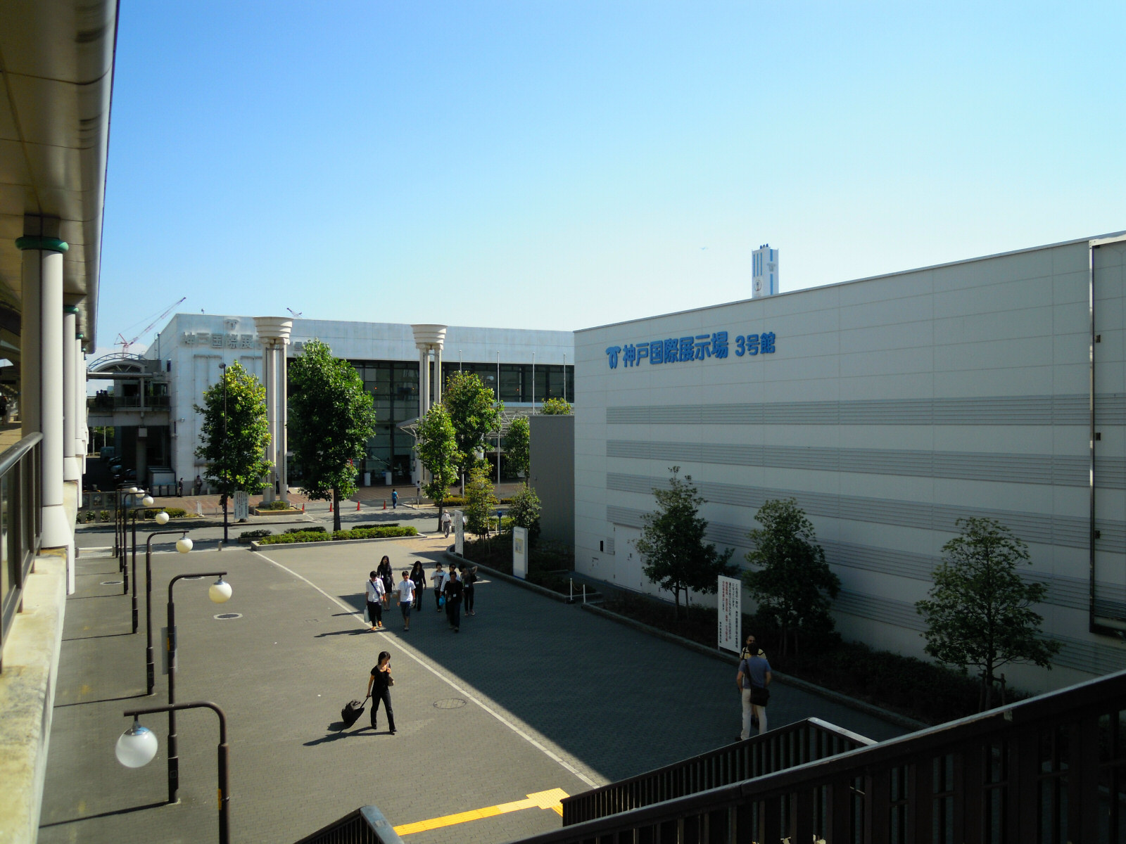 神戸国際展示場1号館から3号館の外観