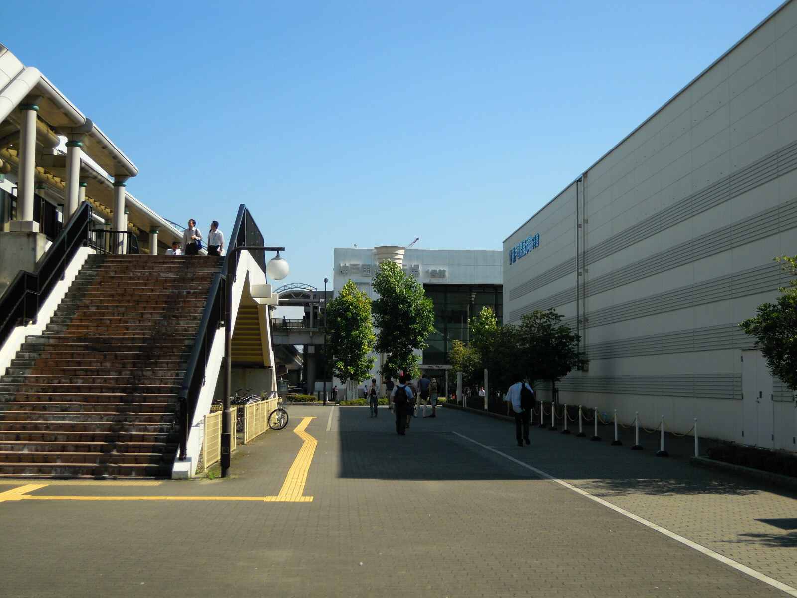 神戸国際展示場3号館と敷地通路