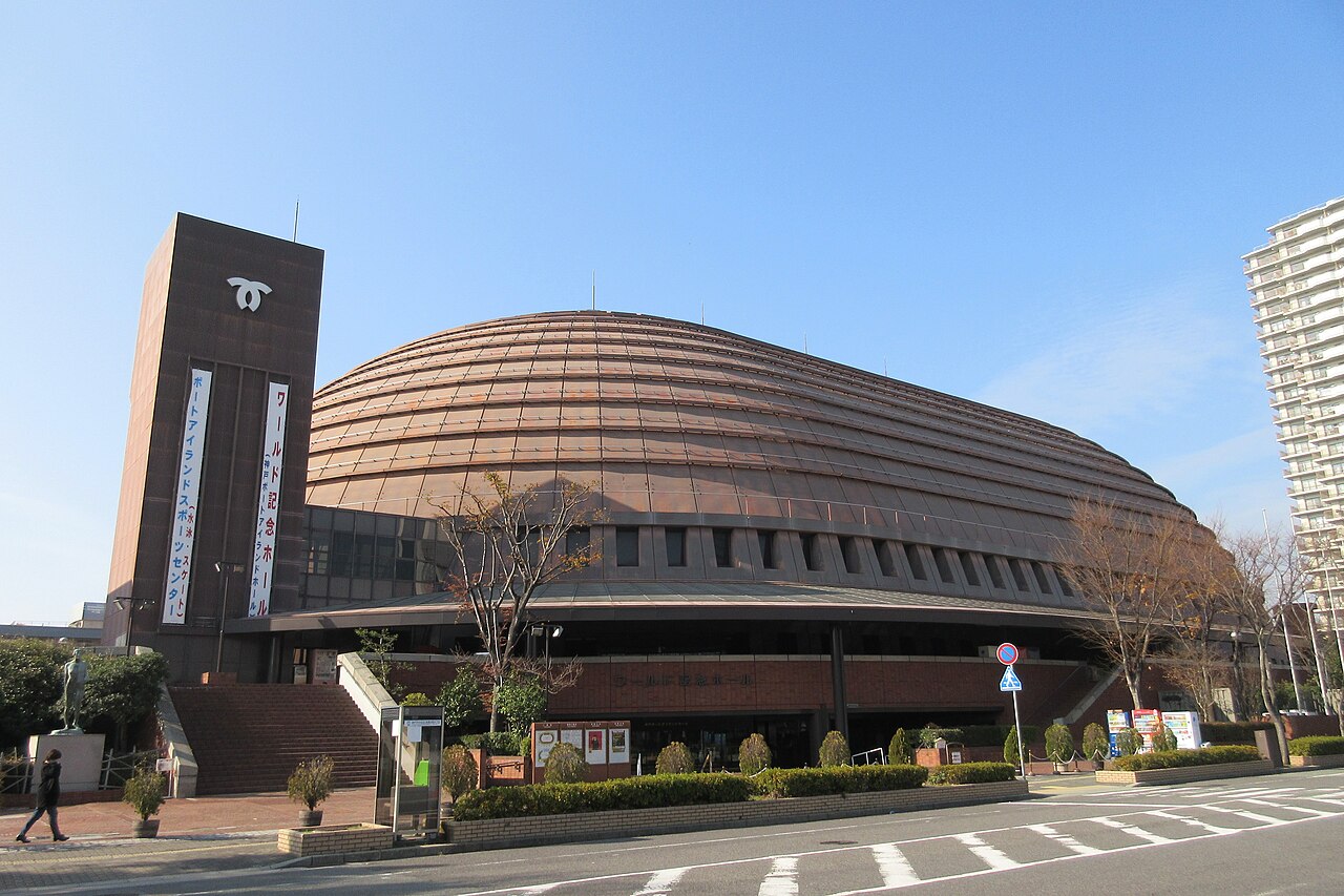 ワールド記念ホールの正面と施設名サイン