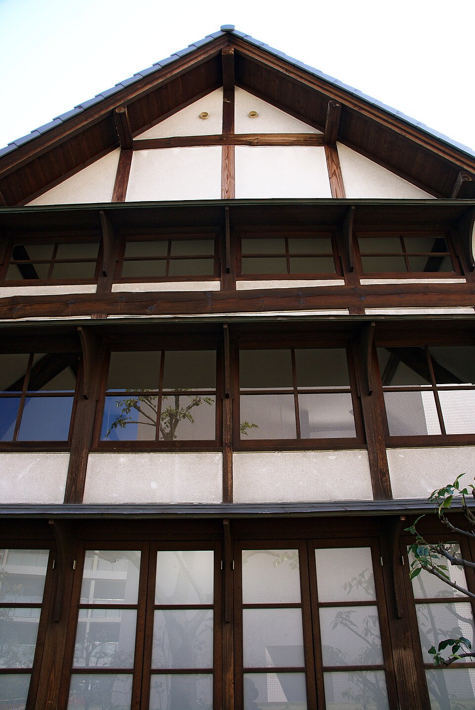 芦屋市立美術博物館の小出楢重アトリエ正面