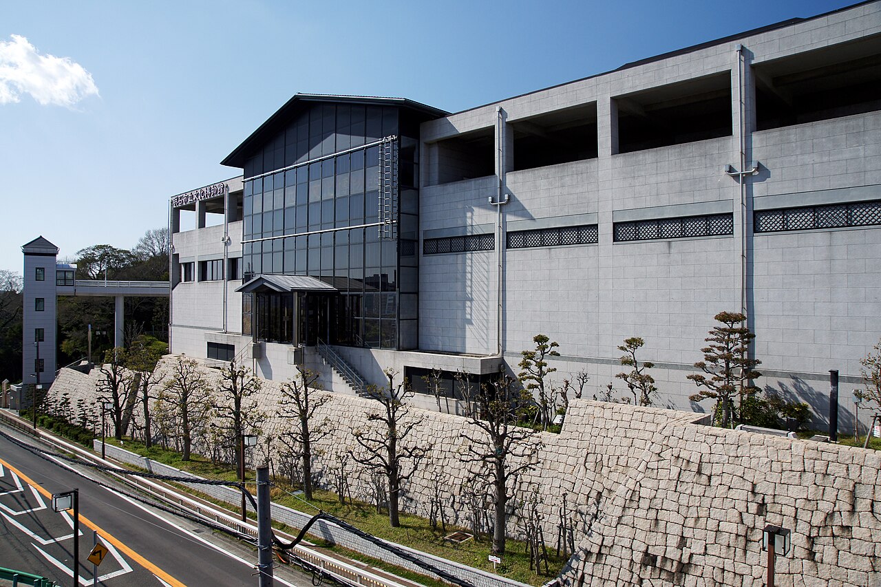 明石市立文化博物館の正面外観と施設名サイン