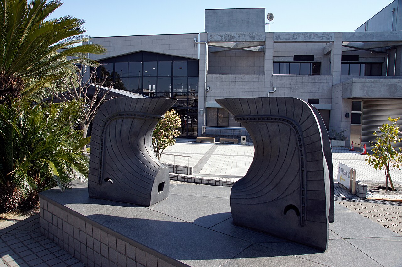 明石市立文化博物館の屋外彫刻と建物入口