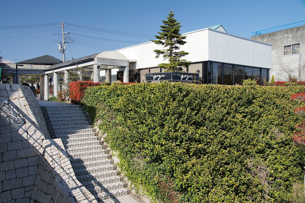 明石市立文化博物館の庭園側にある建物外観