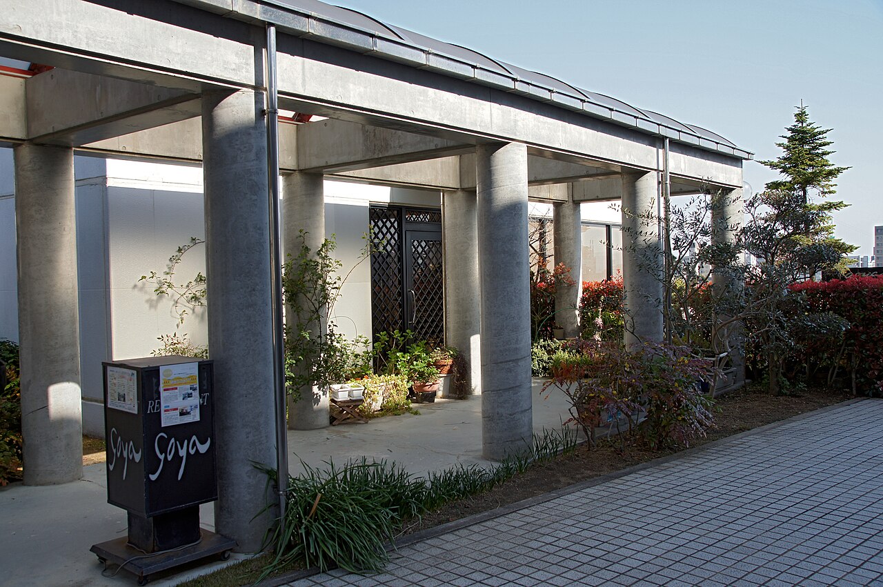 明石市立文化博物館の柱廊と屋外通路