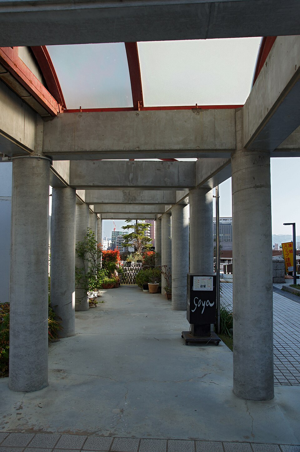 明石市立文化博物館の屋外通路