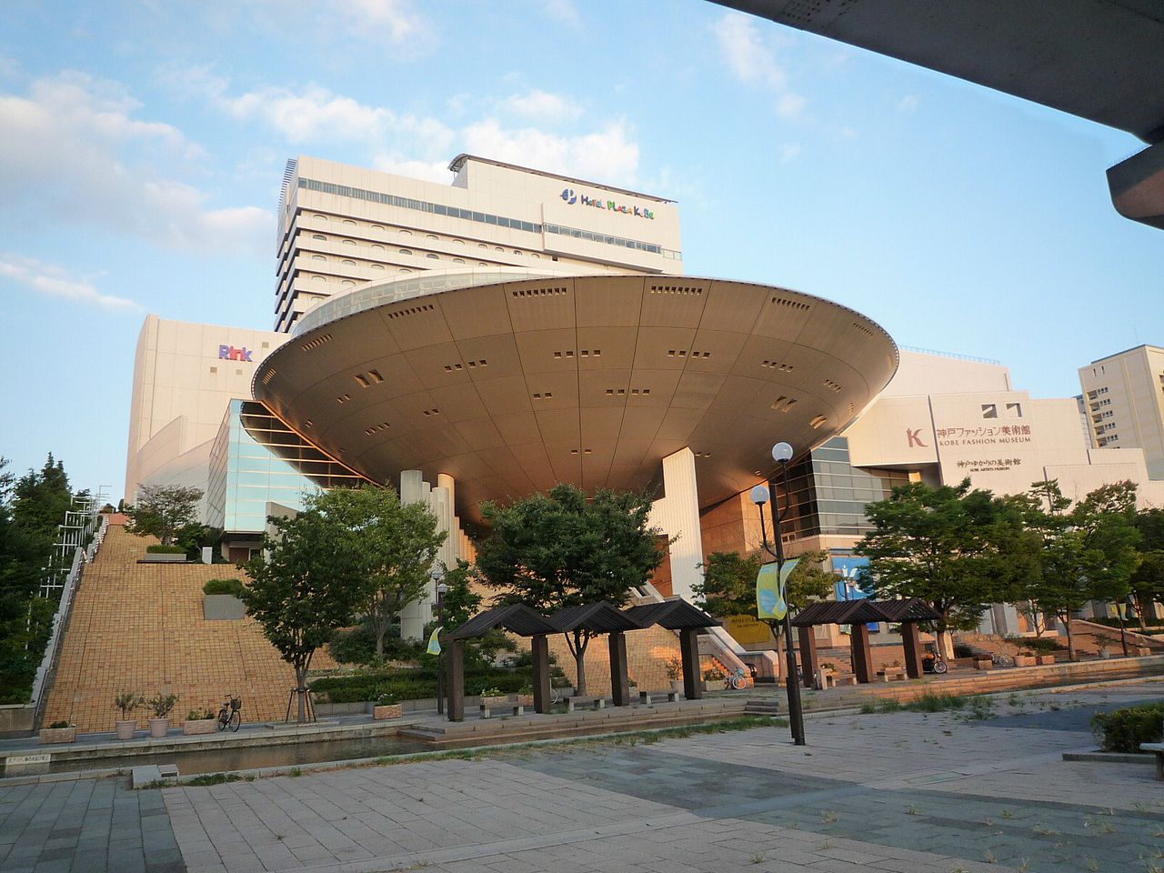 神戸ファッション美術館と円盤状の屋根