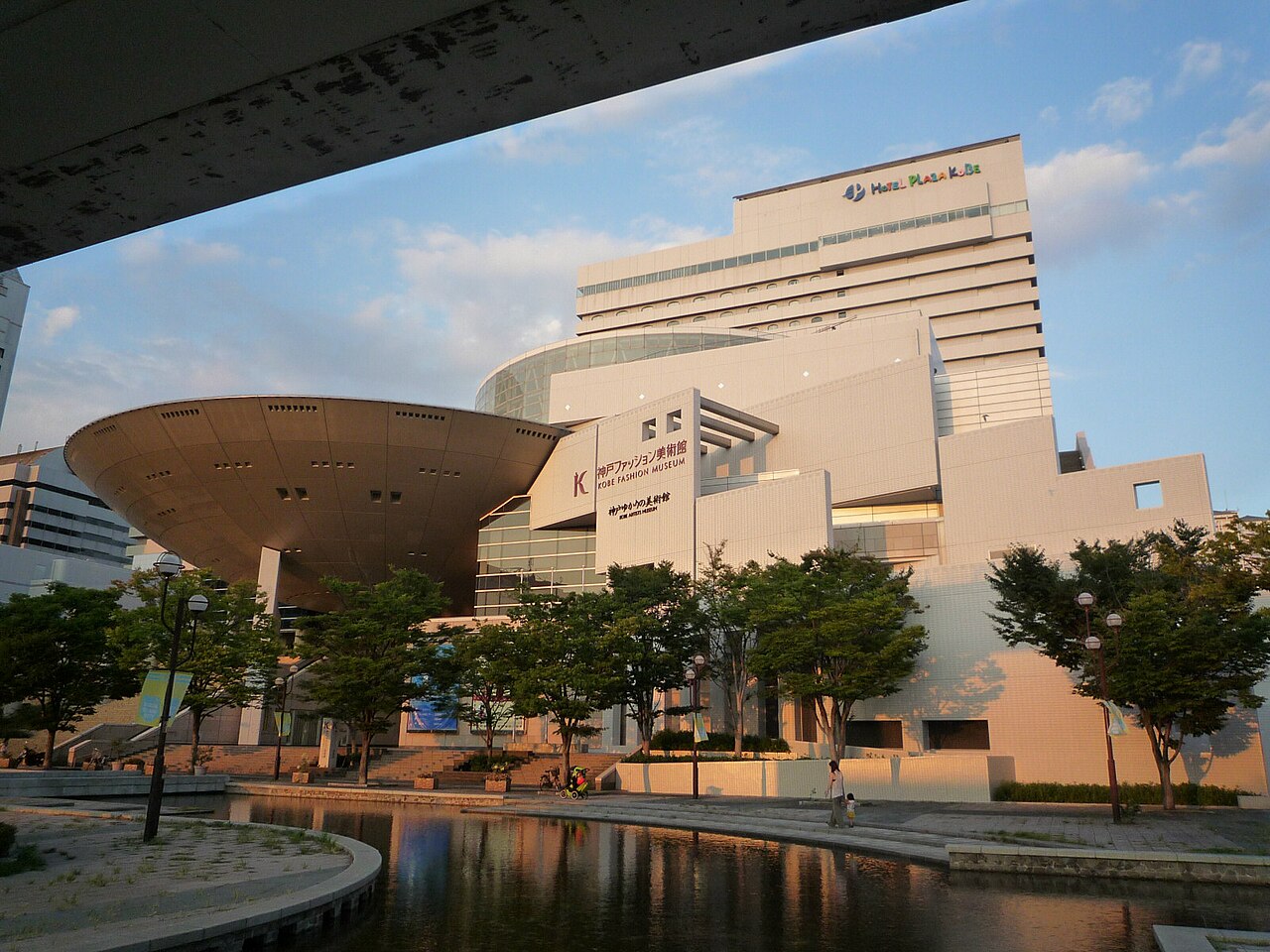 神戸ファッション美術館の外観と水景