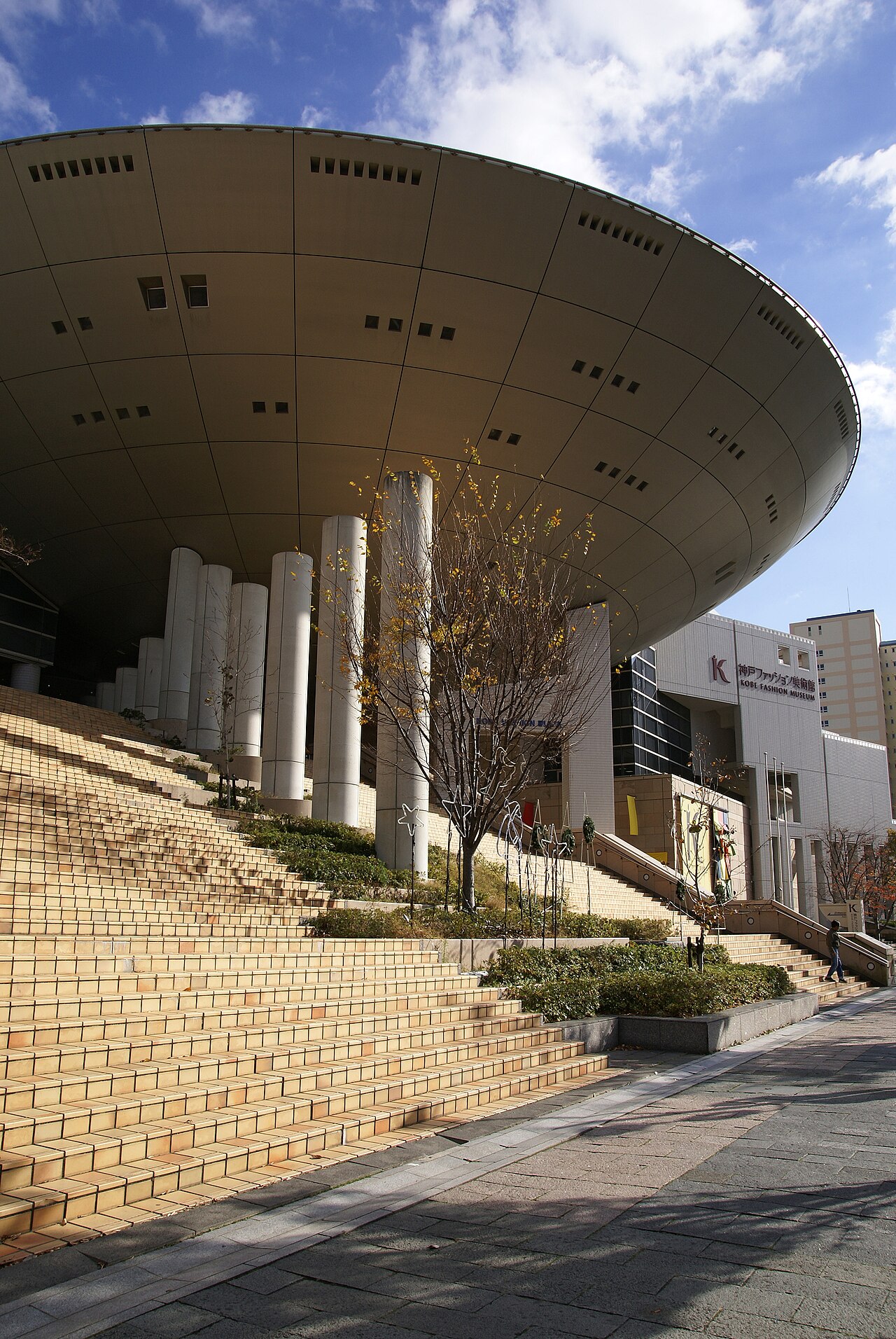 神戸ファッション美術館の円盤状屋根と階段