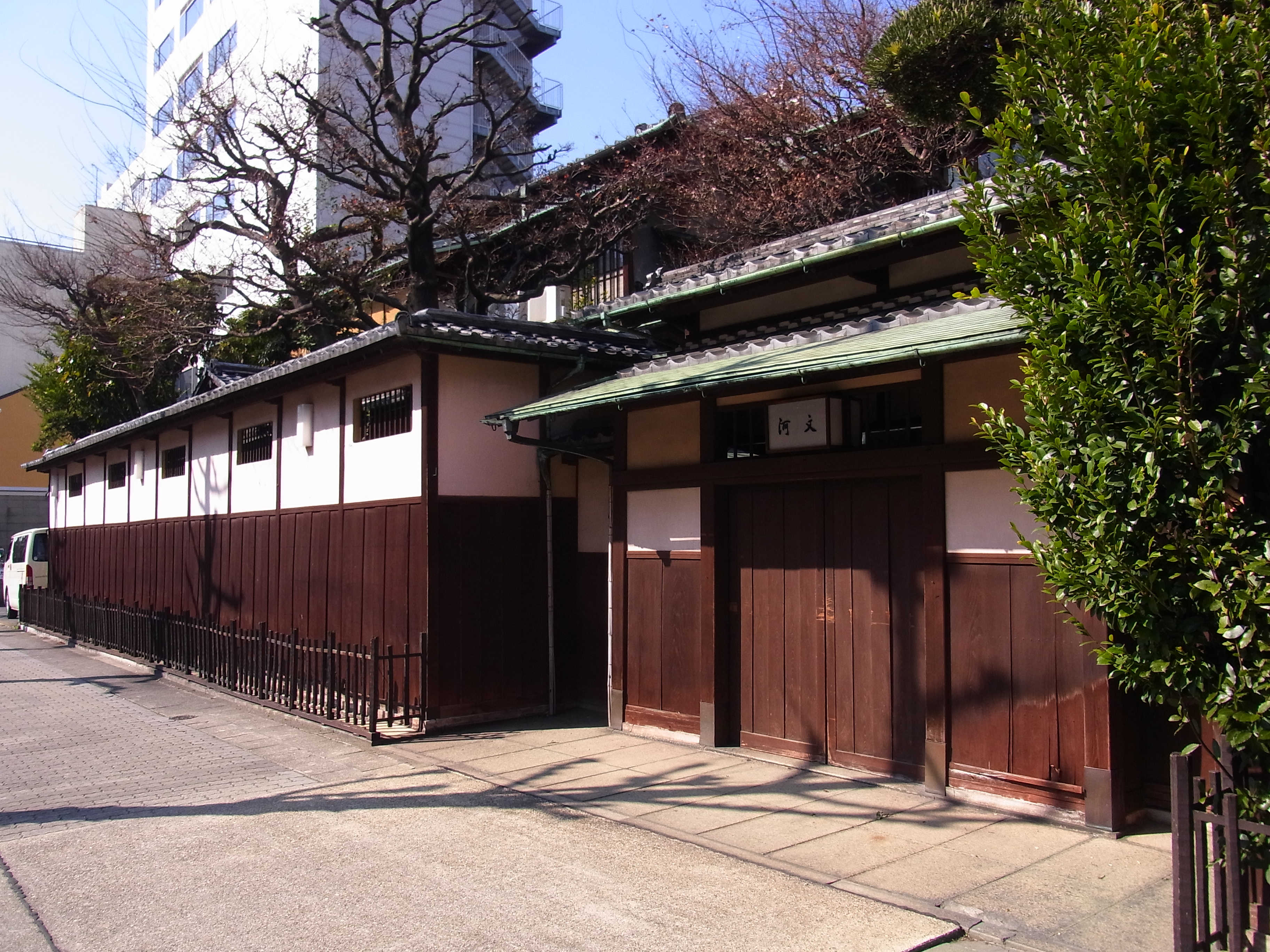 河文の門と建物外観