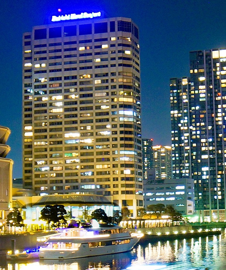 夜のANAホリデイ・イン東京ベイの前身ホテル外観