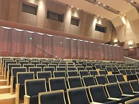 府中市文化センター 大ホール（可動式スクリーン設置時）