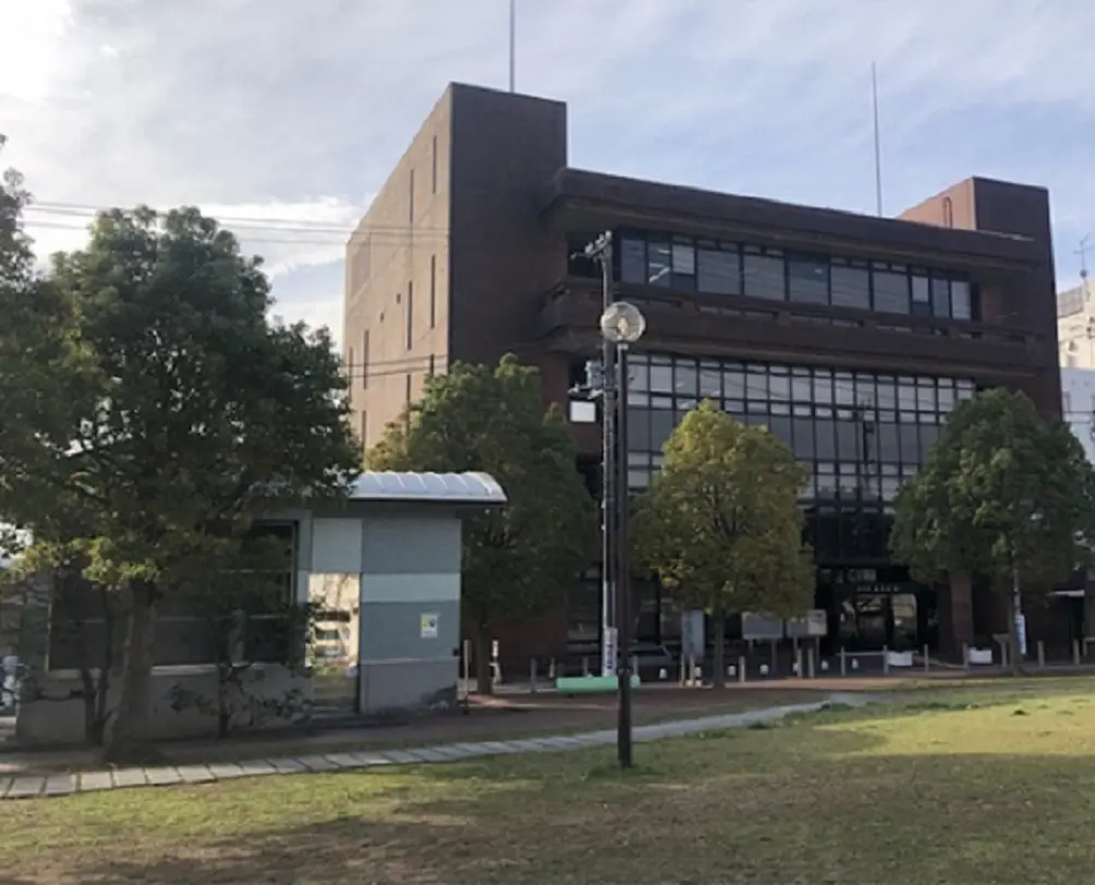 1005x812px。レンガ造り建物の外観