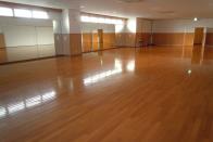 板張り床の多目的ホール内部