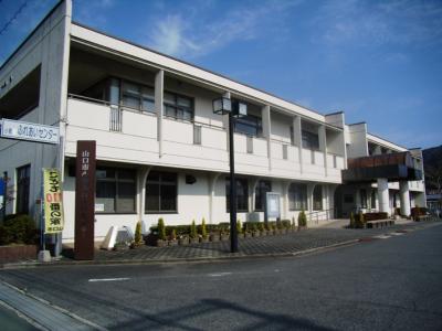 2階建の建物外観。手前に館名の縦看板