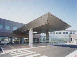 大庇のある車寄せとエントランス。施設正面